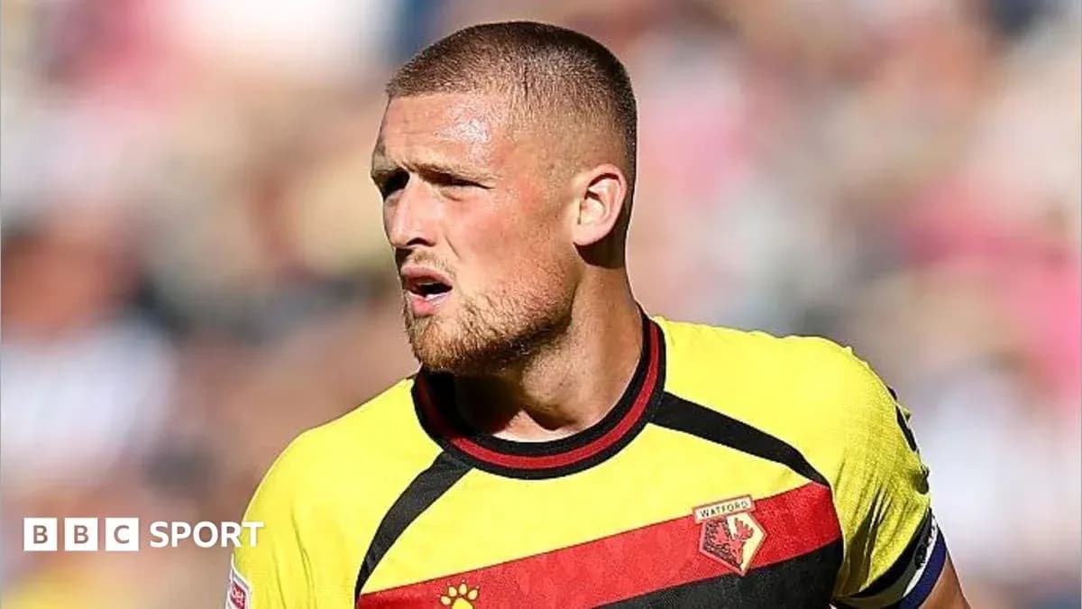 Игрок в желтой форме Watford на поле