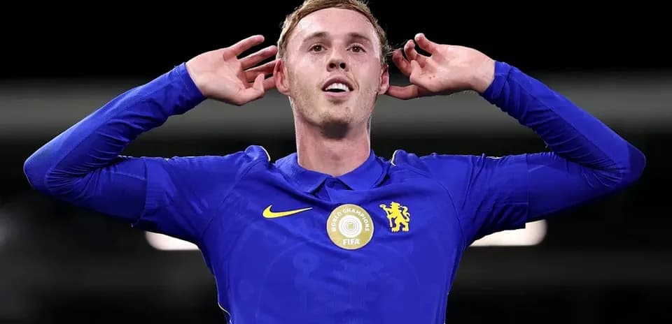 Игрок Челси с поднятыми руками на поле