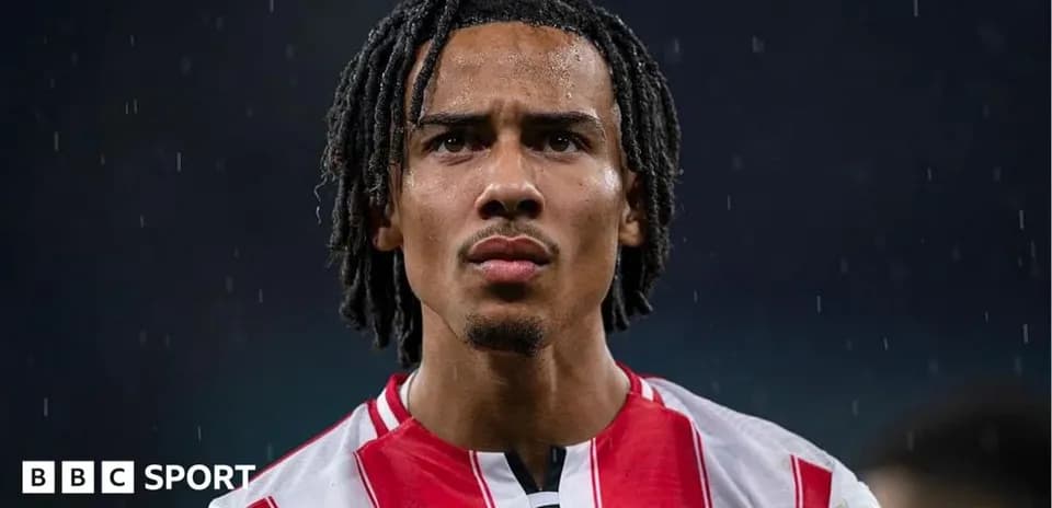Игрок Brentford в дождливую погоду на поле