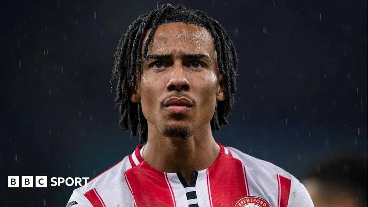 Игрок Brentford в дождливую погоду на поле