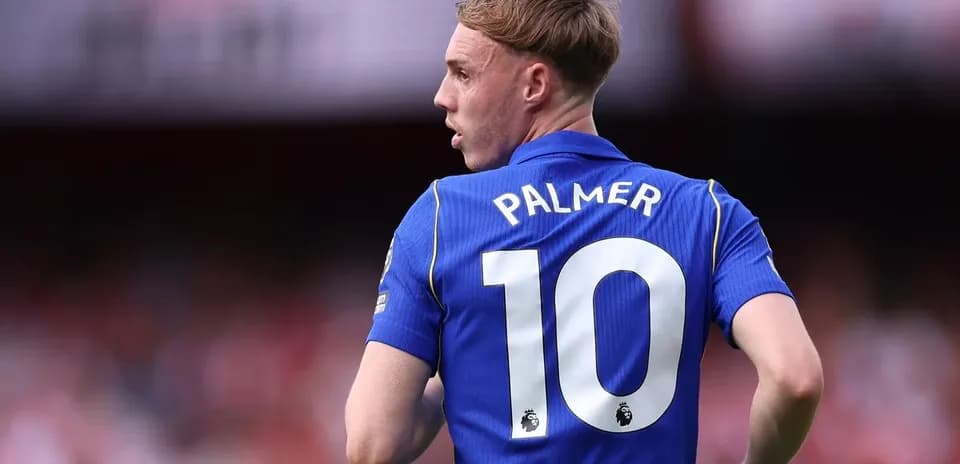 Игрок в синей форме с номером 10 на спине