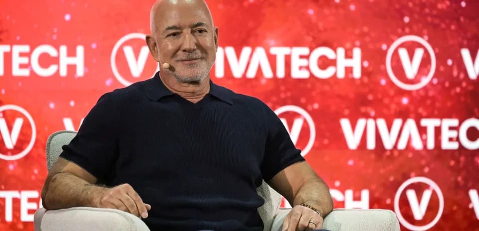 Человек на сцене с логотипом Vivatech на фоне