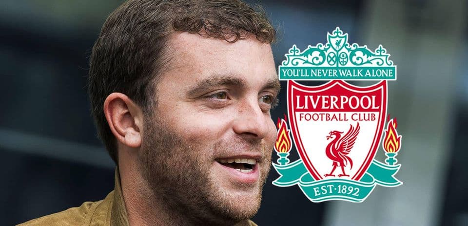 Человек улыбается рядом с логотипом Ливерпуля