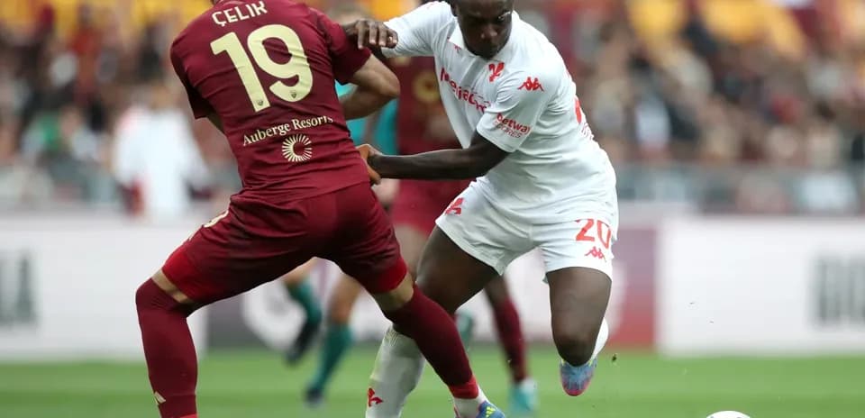 Игроки AS Roma и Fiorentina борются за мяч
