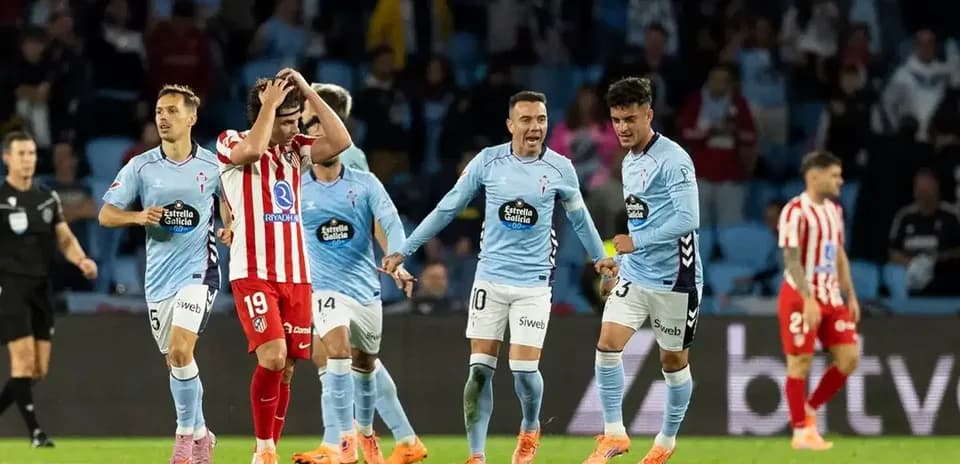 Игроки Сельты празднуют гол против Атлетико