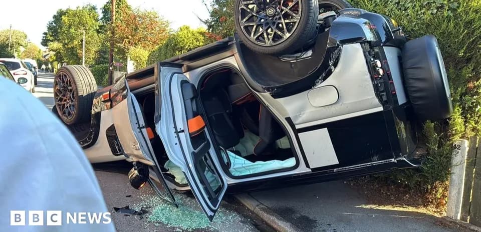 Перевернутый спортивный автомобиль на обочине дороги