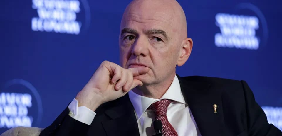 Человек на конференции с логотипом форума на фоне