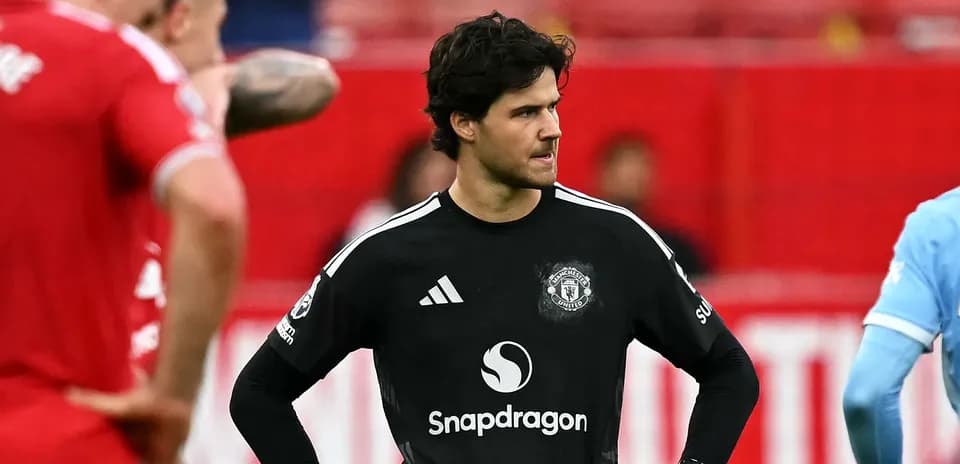 Вратарь Manchester United в черной форме на поле