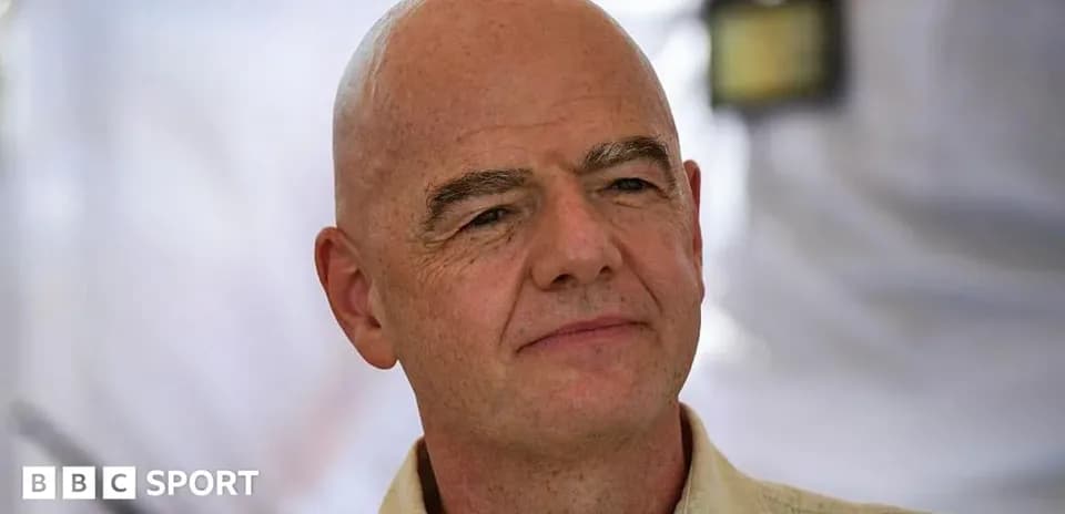 Человек с лысой головой на фоне белой ткани