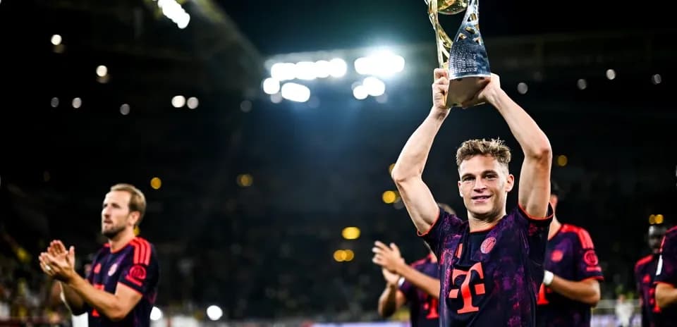 Игроки Bayern München празднуют победу с трофеем
