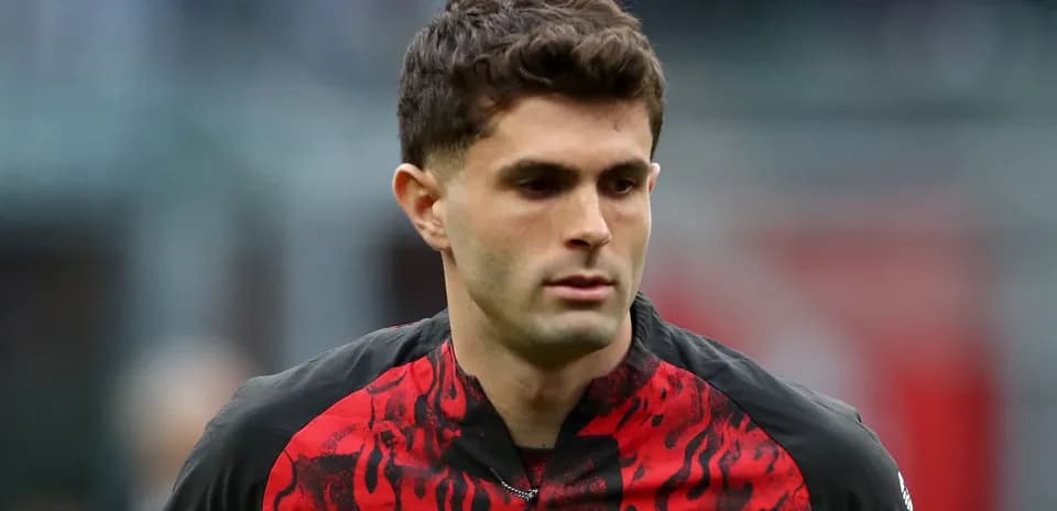 Игрок в форме AC Milan на поле