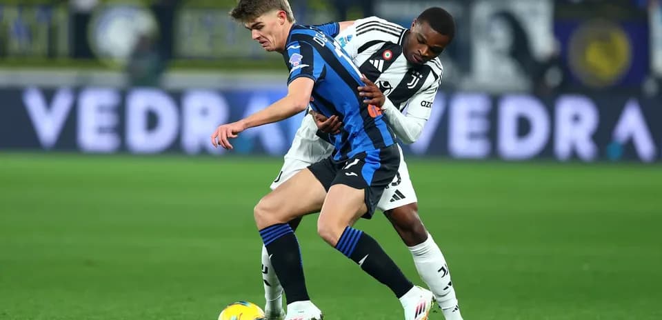 Игроки Juventus и Atalanta борются за мяч