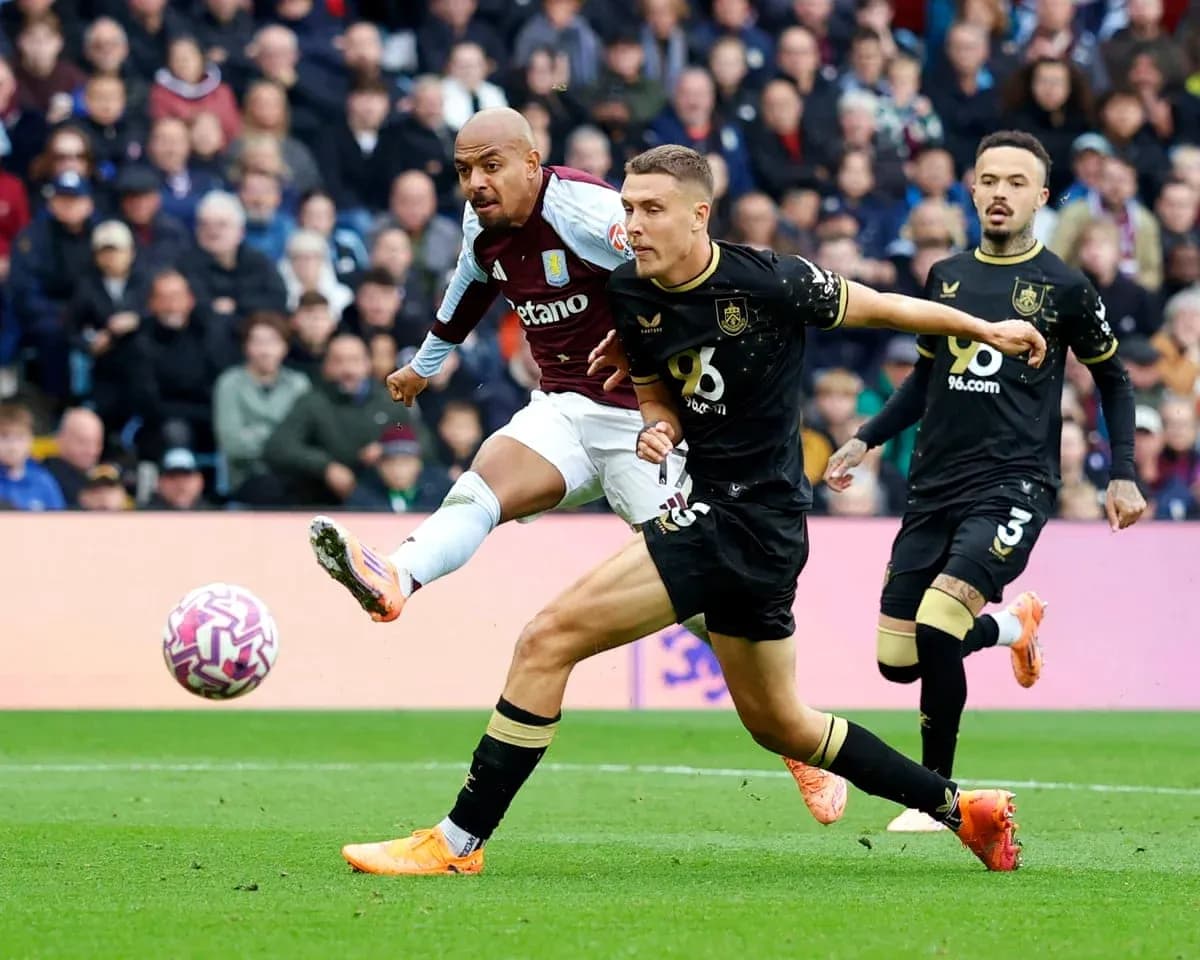 Футболист Aston Villa бьет по мячу