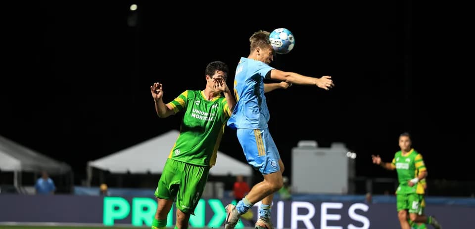Игроки Sporting JAX и Tampa Bay Rowdies в воздухе