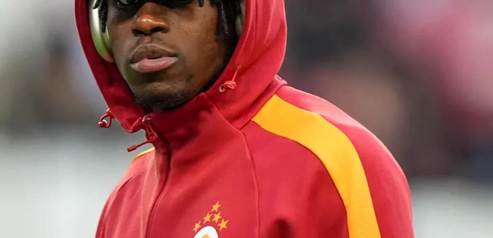 Игрок в красной куртке Galatasaray на стадионе