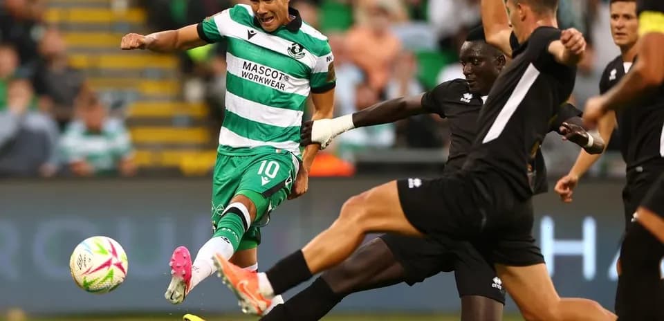 Игрок Shamrock Rovers в атаке против защитников