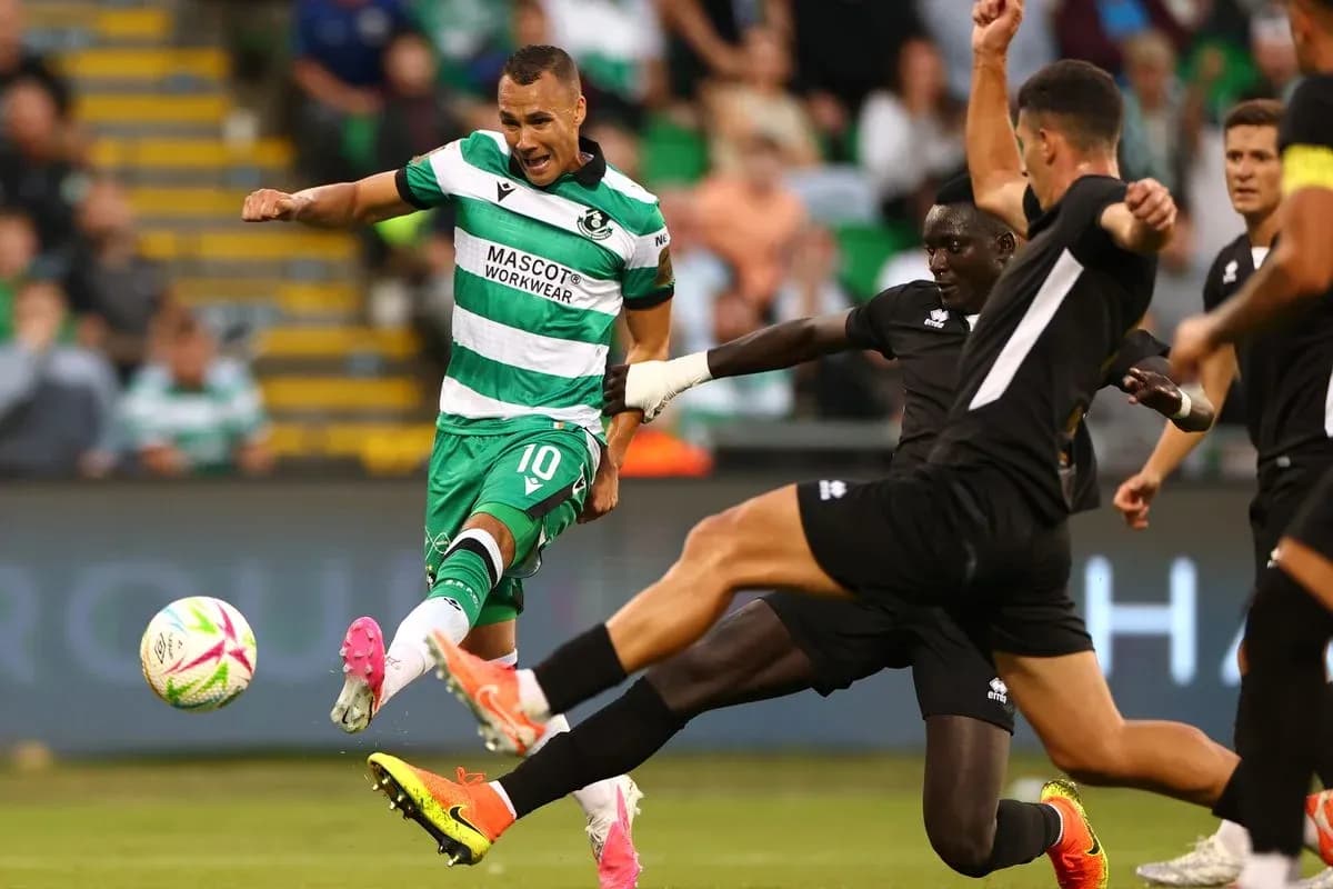 Игрок Shamrock Rovers в атаке против защитников