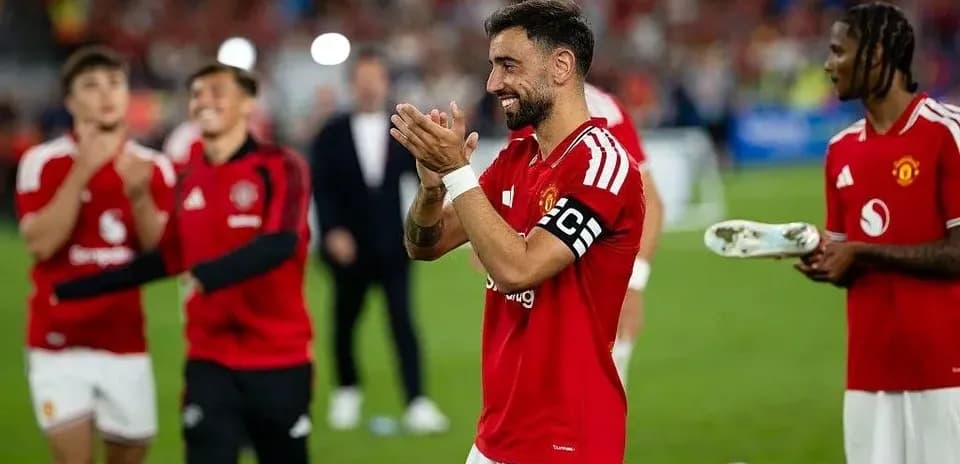 Игроки Manchester United празднуют после матча