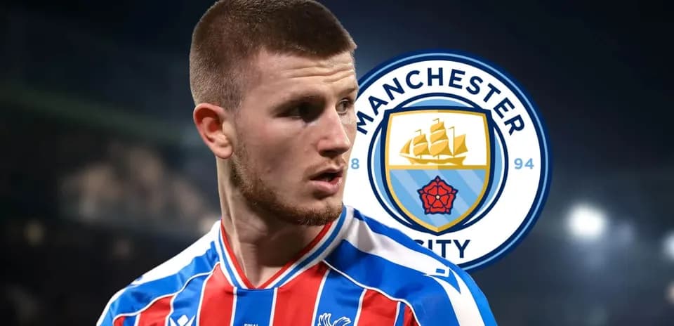 Игрок в форме Crystal Palace на фоне логотипа Manchester City