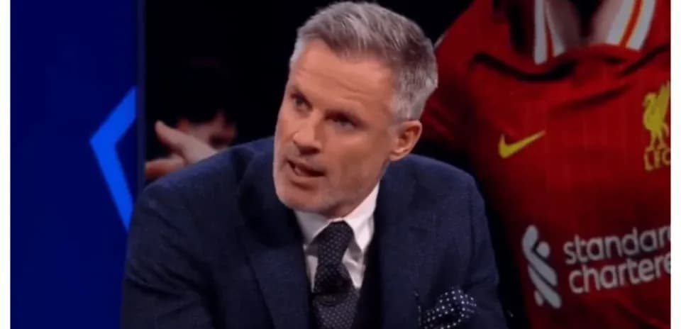 Аналитик обсуждает матч на телевидении