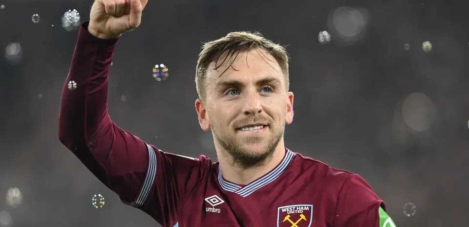 Игрок West Ham United поднимает кулак в победном жесте