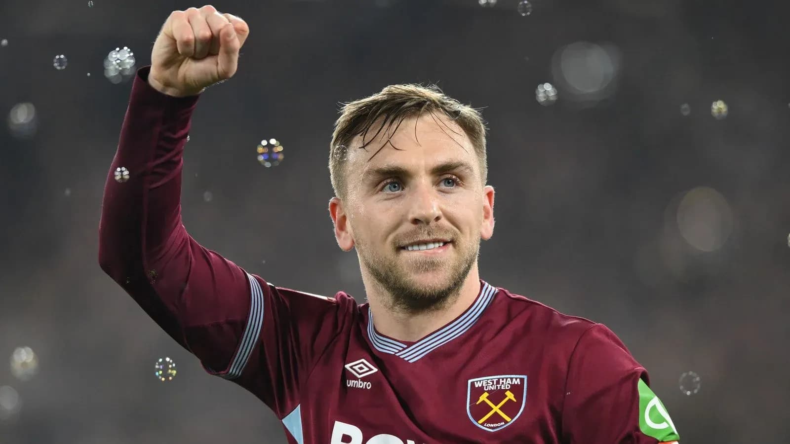 Игрок West Ham United поднимает кулак в победном жесте