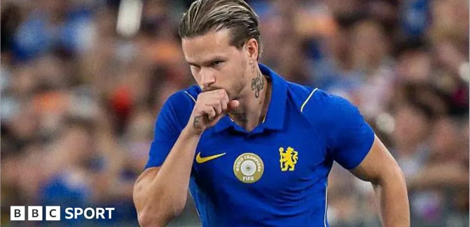 Игрок в синей футболке Chelsea во время матча