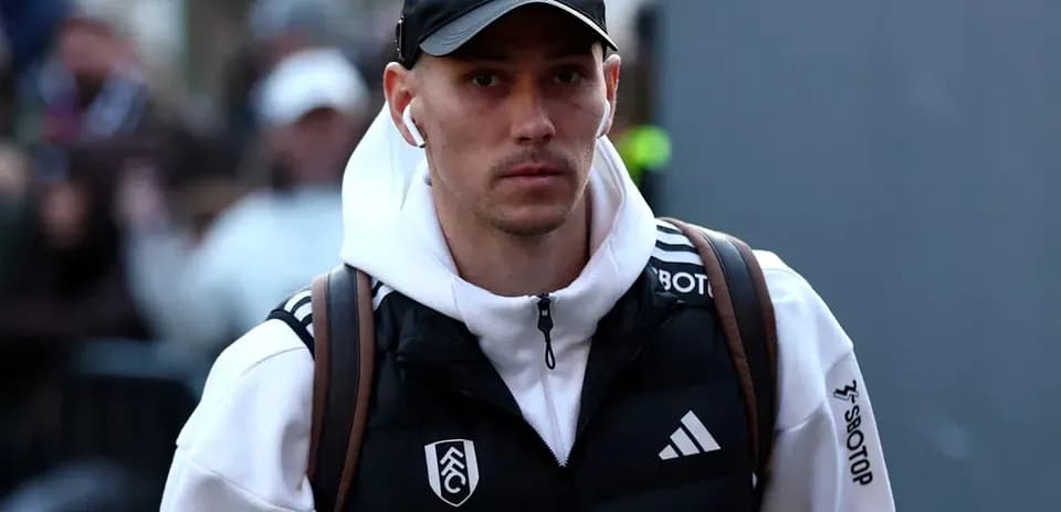 Игрок команды Fulham на пути к стадиону