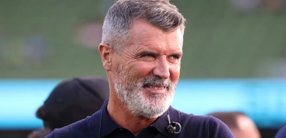 Человек с бородой на фоне стадиона