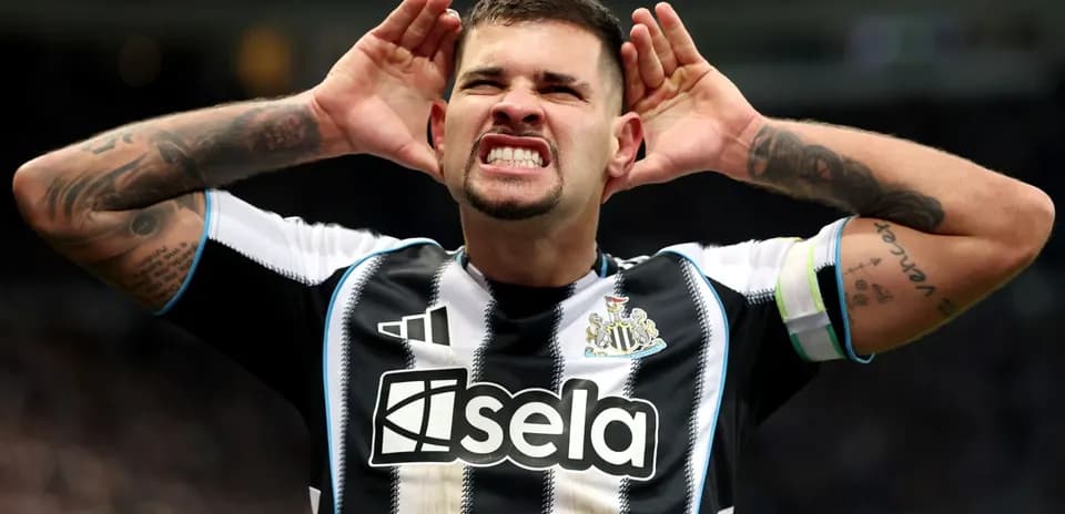 Игрок Newcastle United с руками у ушей на поле