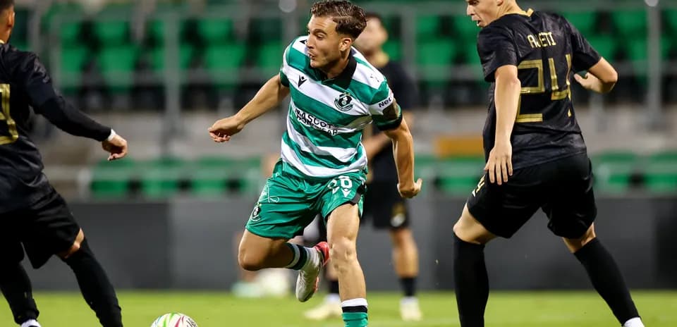 Игроки Shamrock Rovers в атаке против Egnatia Rrogozhinë