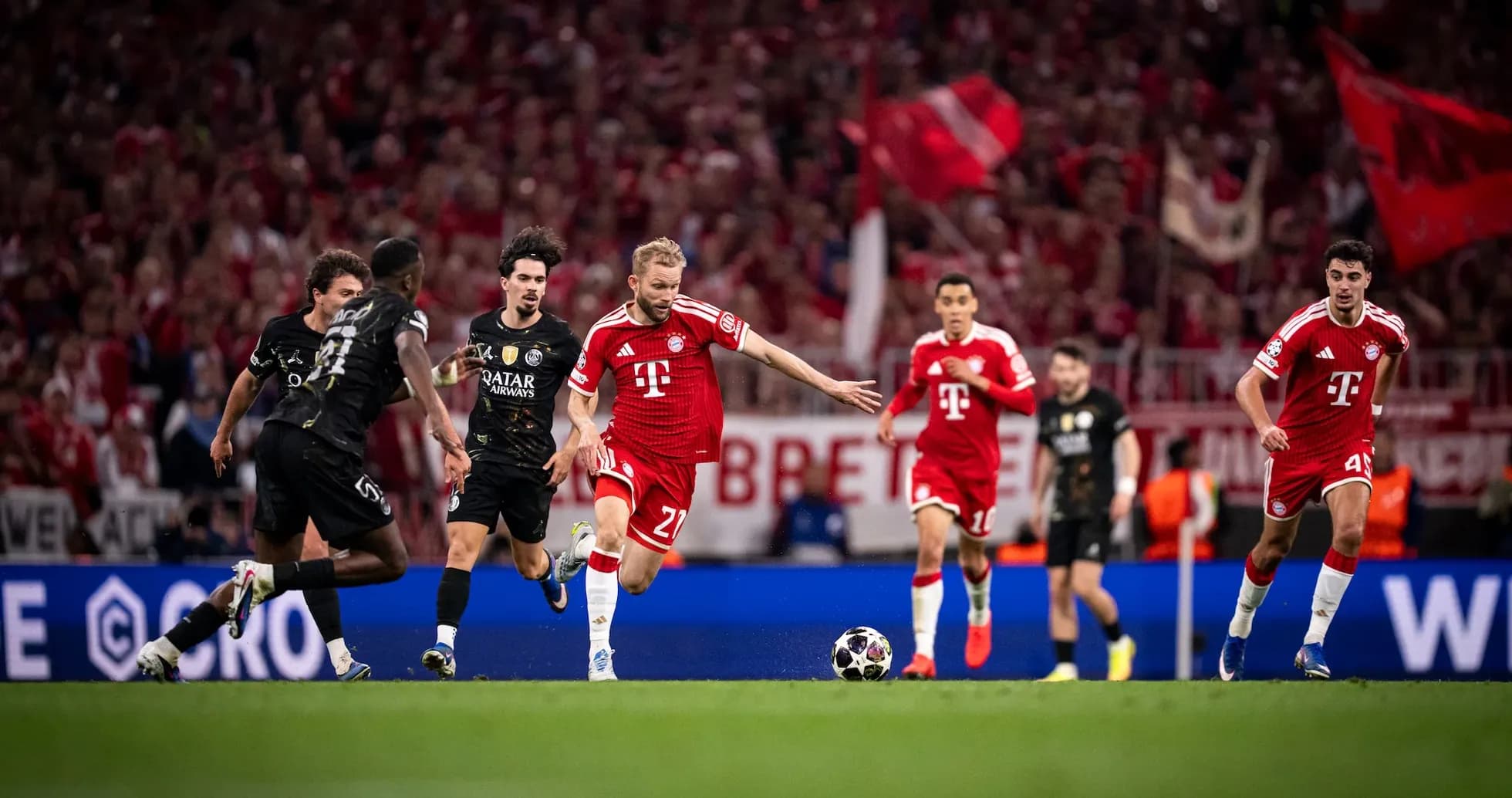 Игроки Bayern München в атаке на PSG