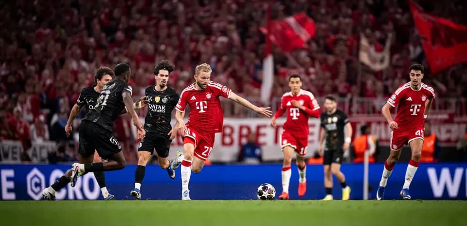 Игроки Bayern München в атаке на PSG