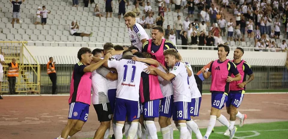 Игроки ХНК Хайдук Сплит празднуют гол