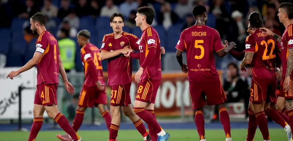 Игроки AS Roma празднуют забитый гол