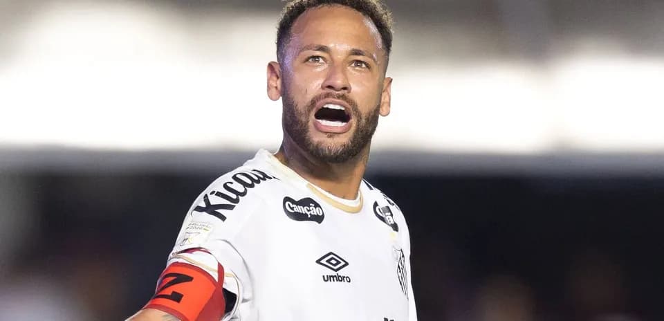 Игрок команды Santos в белой форме на поле