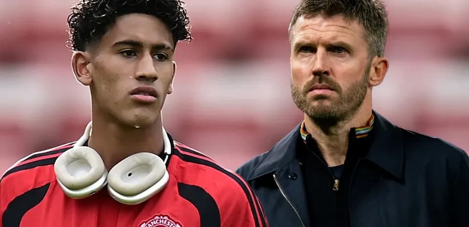 Игрок в красной форме Manchester United и тренер