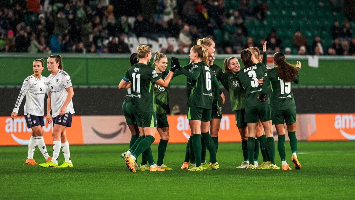 Игроки VfL Wolfsburg празднуют гол на поле