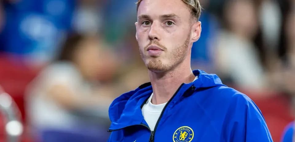 Игрок в синем костюме Chelsea на стадионе