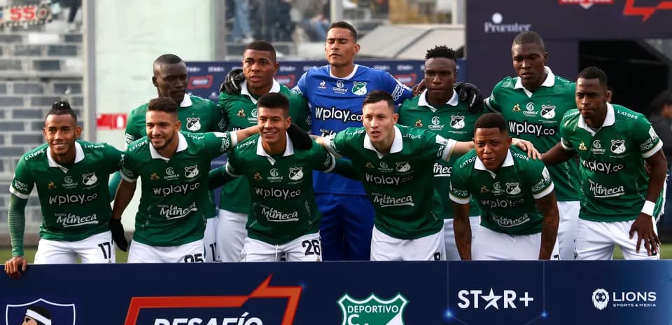 Команда Deportivo Cali позирует на фото перед матчем