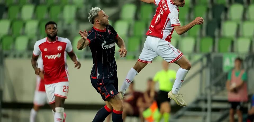 Игроки FK Crvena Zvezda в борьбе за мяч