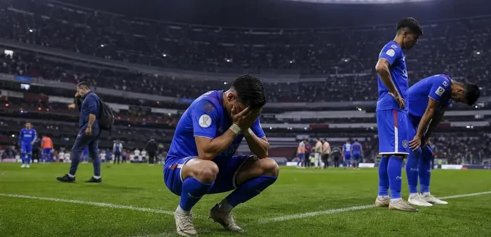 Игроки команды стоят на поле после матча