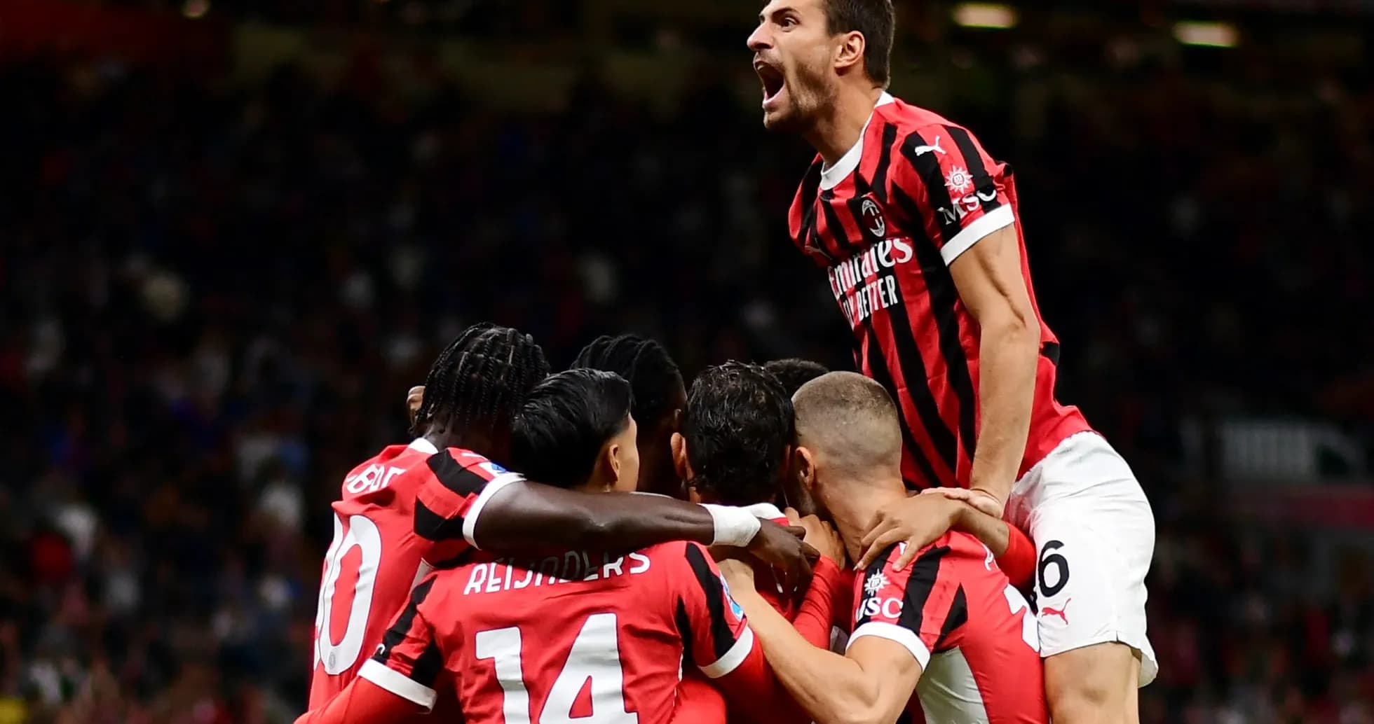 Игроки AC Milan празднуют гол на поле