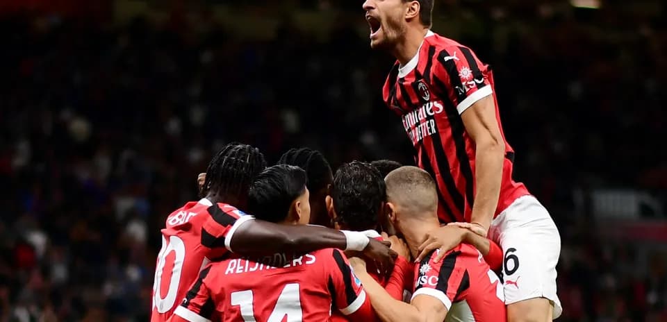 Игроки AC Milan празднуют гол на поле