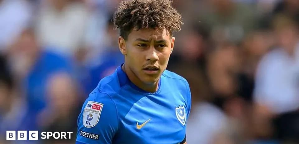 Игрок команды Portsmouth на футбольном поле
