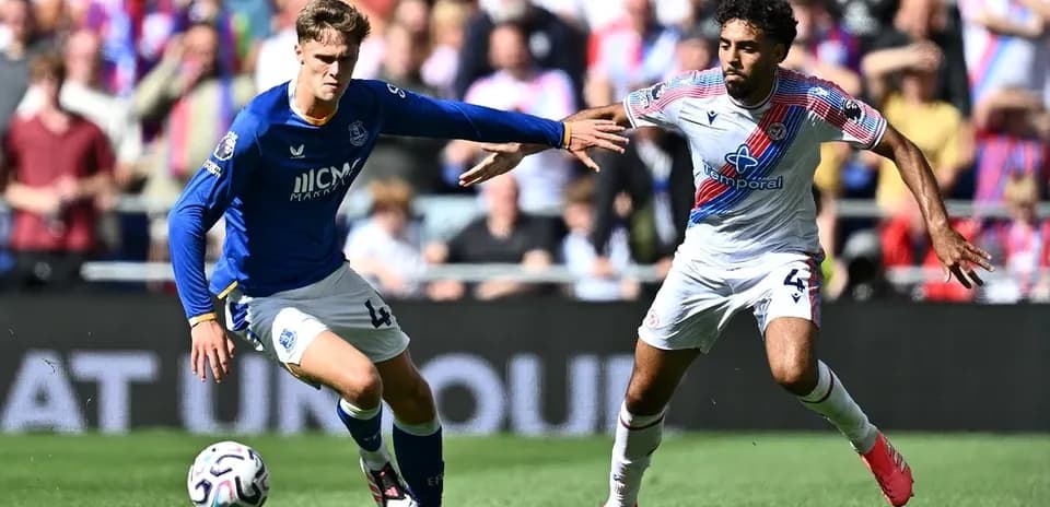 Игроки Everton и Crystal Palace борются за мяч