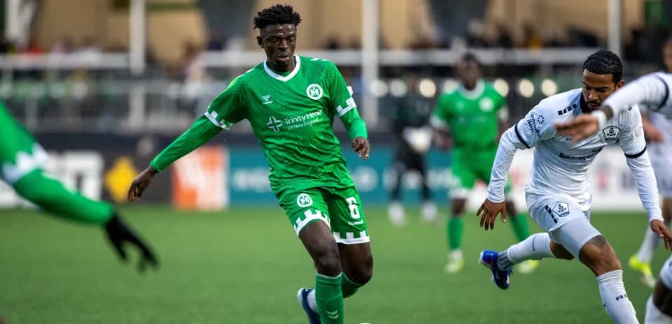Игроки NY Cosmos и Hartford Athletic на поле