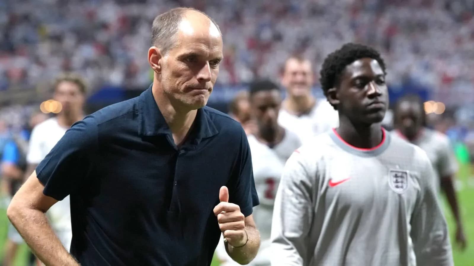 Тренер и игроки команды покидают поле после матча