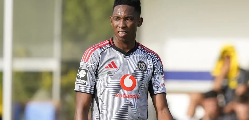 Игрок в футбольной форме команды Orlando Pirates