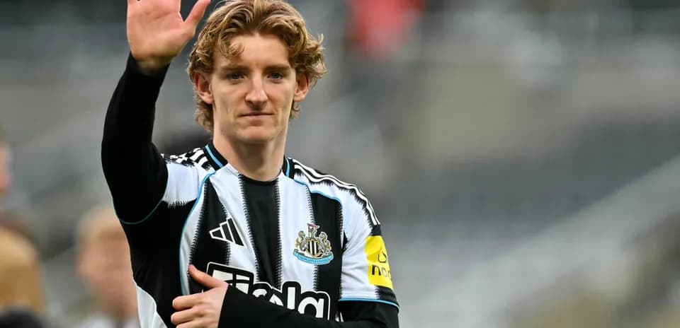 Игрок Newcastle приветствует зрителей на стадионе